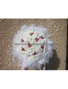 Bouqué de mariée fait de roses, diamants, plumes rouges et blanches