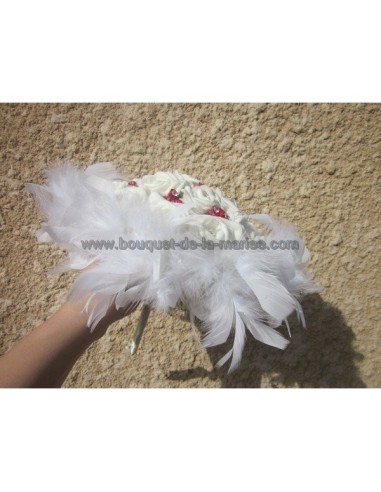 Bouqué de mariée fait de roses, diamants, plumes rouges et blanches