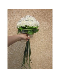 Bouquet de mariée rond stylé fait avec de longues tiges vertes