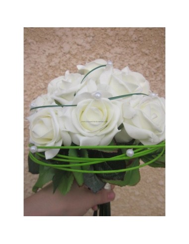 Bouquet de mariée rond stylé fait avec de longues tiges vertes