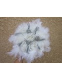 Bouquet mariée Rond blanc et argent avec roses, plumes et perles