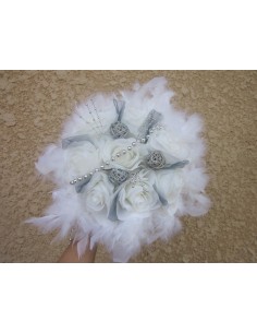 Bouquet mariée Rond blanc et argent avec roses, plumes et perles