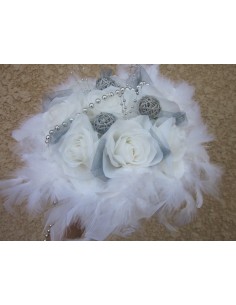 Bouquet mariée Rond blanc et argent avec roses, plumes et perles 2