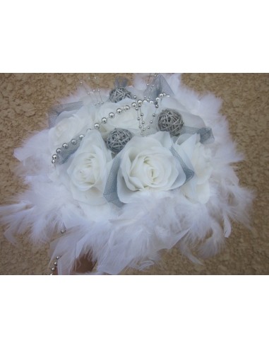 Bouquet mariée Rond blanc et argent avec roses, plumes et perles