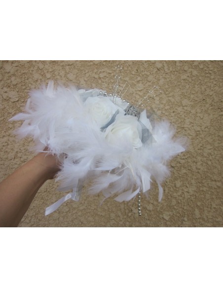 Bouquet mariée Rond blanc et argent avec roses, plumes et perles