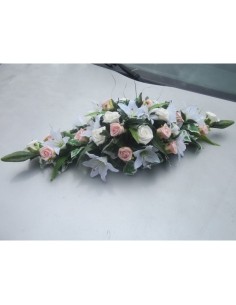 Bouquet de voiture de mariage avec roses et lys blanc et rose tendre