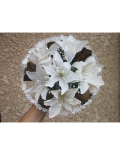 Beau Bouquet de la mariée fait avec des Lys, Roses, Tulle et Perles