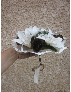 Beau Bouquet de la mariée fait avec des Lys, Roses, Tulle et Perles 2