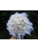 Bouquet de mariage Féerique fait avec des roses et plumes blanche