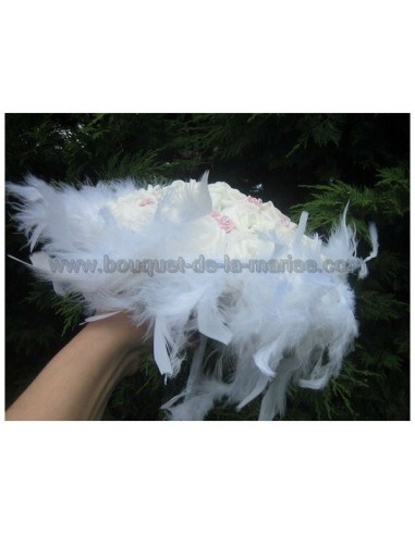 Bouquet de mariage Féerique fait avec des roses et plumes blanche