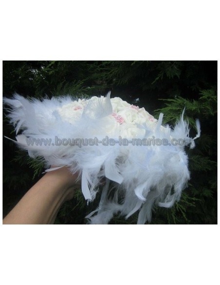 Bouquet de mariage Féerique fait avec des roses et plumes blanche