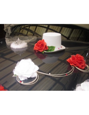 Décoration de voiture de mariage avec chapeau et diadème blanc