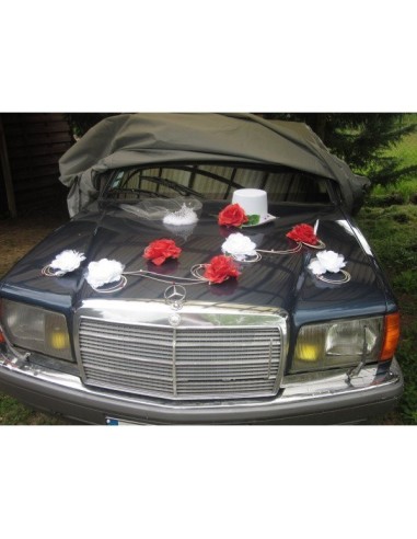 Décoration de voiture de mariage avec chapeau et diadème blanc