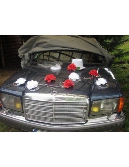 Décoration de voiture de mariage avec chapeau et diadème blanc Décoration de voiture de mariage avec chapeau et diadème blanc
