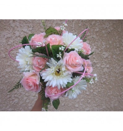 Bouquet des marguerites et roses perles