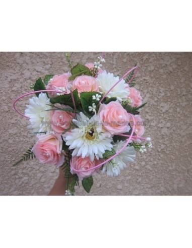 Bouquet des marguerites et roses perles