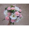 Bouquet des marguerites et roses perles