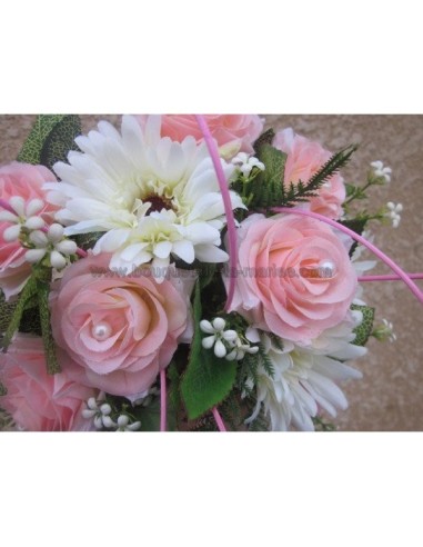 Bouquet de la mariée Splendide fait des marguerites et roses perlées