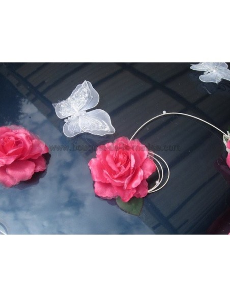 Décoration de voiture pour mariage avec papillon et roses fuchsia