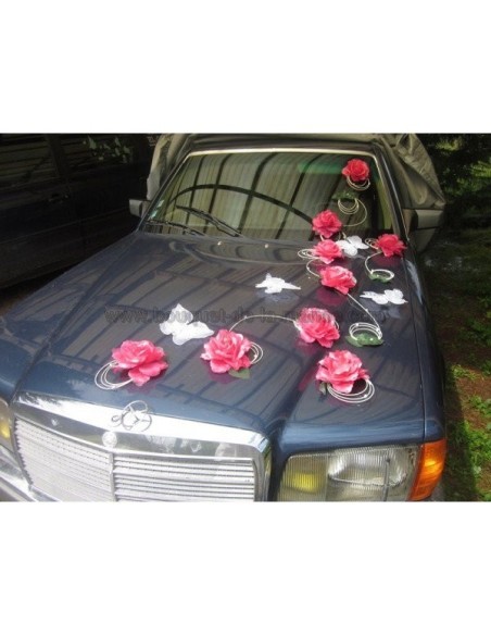 Décoration de voiture pour mariage avec papillon et roses fuchsia