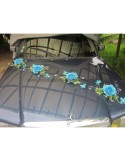 Décoration voiture de mariage avec roses et marguerites turquoises