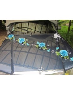 Décoration voiture de mariage avec roses et marguerites turquoises
