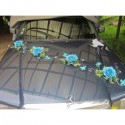 Décoration voiture de mariage avec roses et marguerites turquoises