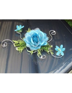 Décoration voiture de mariage avec roses et marguerites turquoises 2