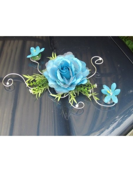 Décoration voiture de mariage avec roses et marguerites turquoises Décoration voiture de mariage avec roses et marguerites turquoises