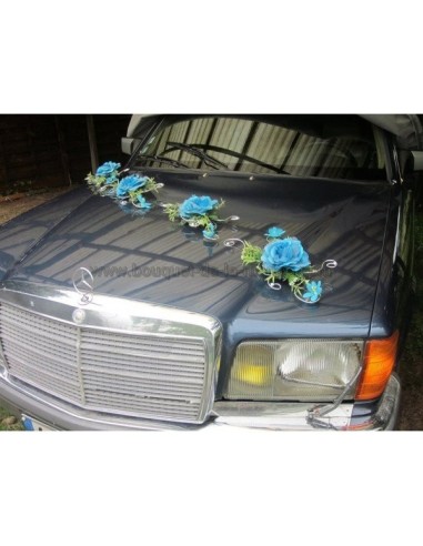 Décoration voiture de mariage avec roses et marguerites turquoises