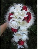 Bouquet de Mariée Tombant avec des lys, des roses et des perles
