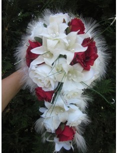 Bouquet de Mariée Tombant avec des lys, des roses et des perles