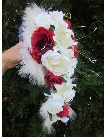 Bouquet de Mariée Tombant avec des lys, des roses et des perles Bouquet de Mariée Tombant avec des lys, des roses et des perles
