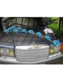 Compositions florales pour voiture de mariage avec roses turquoises