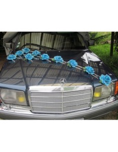 Compositions florales pour voiture de mariage avec roses turquoises