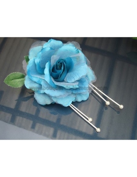 Compositions florales pour voiture de mariage avec roses turquoises