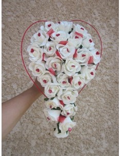 Bouquet mariage cascade thème roses et coeurs rouge, original!