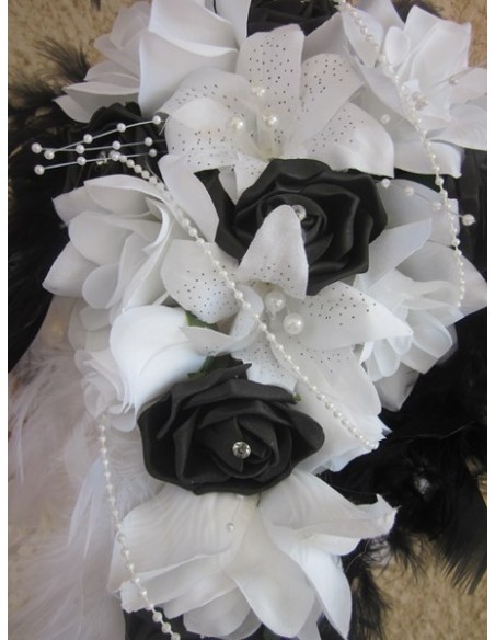 Bouquet mariée Cascade avec des roses, lys, perles, strass et plumes 