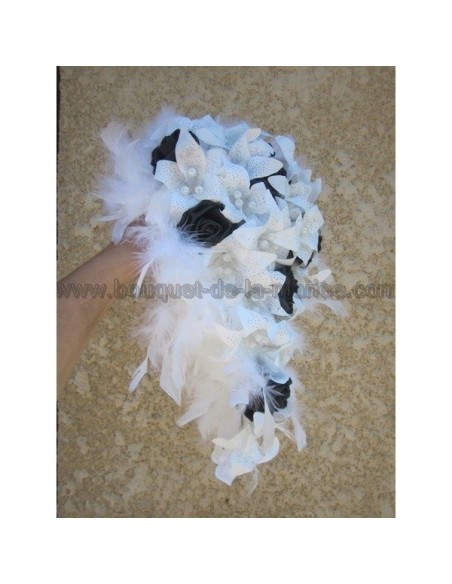 Bouquet de Mariée tombant fait de Lys, Perles, Roses et Plumes