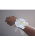 Bracelet de fleurs de mariage fait avec une orchidée ivoire, blanche