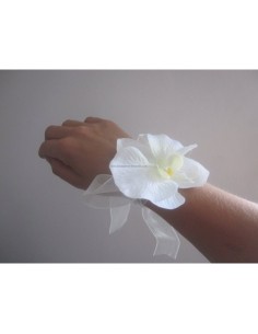 Bracelet de fleurs de mariage fait avec une orchidée ivoire, blanche