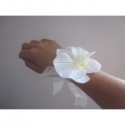 Bracelet de fleurs de mariage fait avec une orchidée ivoire, blanche
