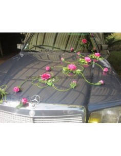 Décoration de voiture des mariés avec roses thème vert et fuchsia