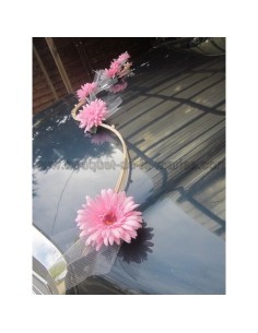 Bouquet décoration de voiture moderne avec des marguerites rose