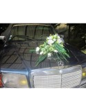 Grande composition florale de mariage avec lys et roses blanches