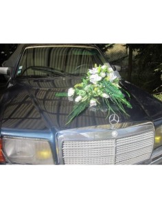 Grande composition florale de mariage avec lys et roses blanches