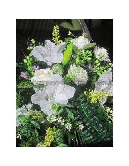 Grande composition florale de mariage avec lys et roses blanches
