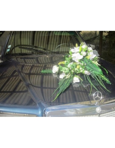 Grande composition florale de mariage avec lys et roses blanches