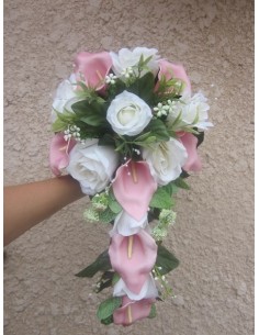 Bouquet de mariage avec des Arums roses et des Roses blanches