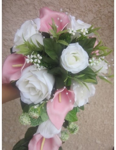 Bouquet de mariage avec des Arums roses et des Roses blanches